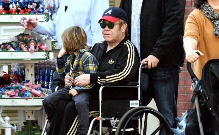 elton-uses-a-wheelchair-at-disneyland